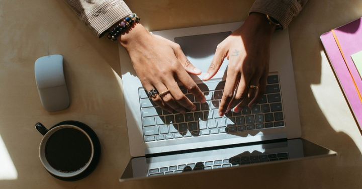 Cách bật/tắt đèn bàn phím của máy tính Surface