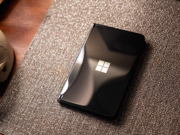 Microsoft được cấp bằng sáng chế cho Surface Duo 3 có thiết kế giống Galaxy Z Fold4