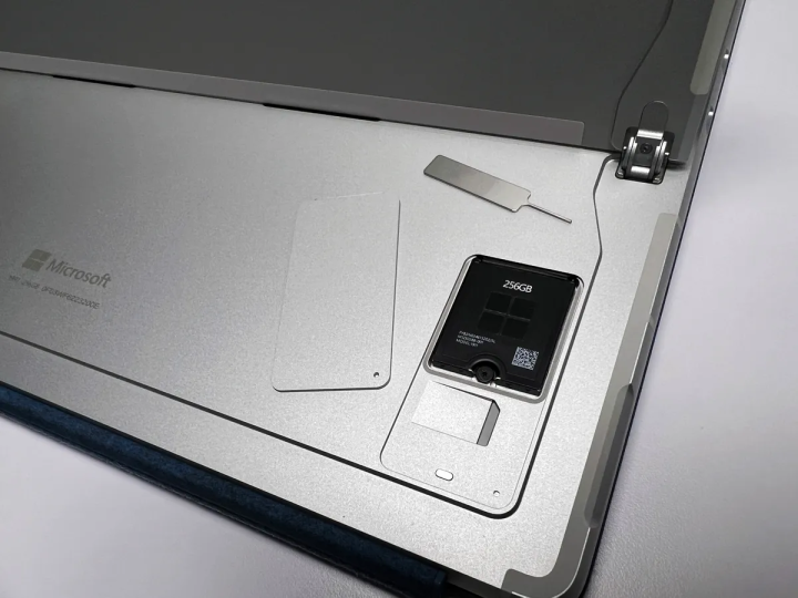 Cách lắp thẻ SIM vào Surface Pro 9 5G